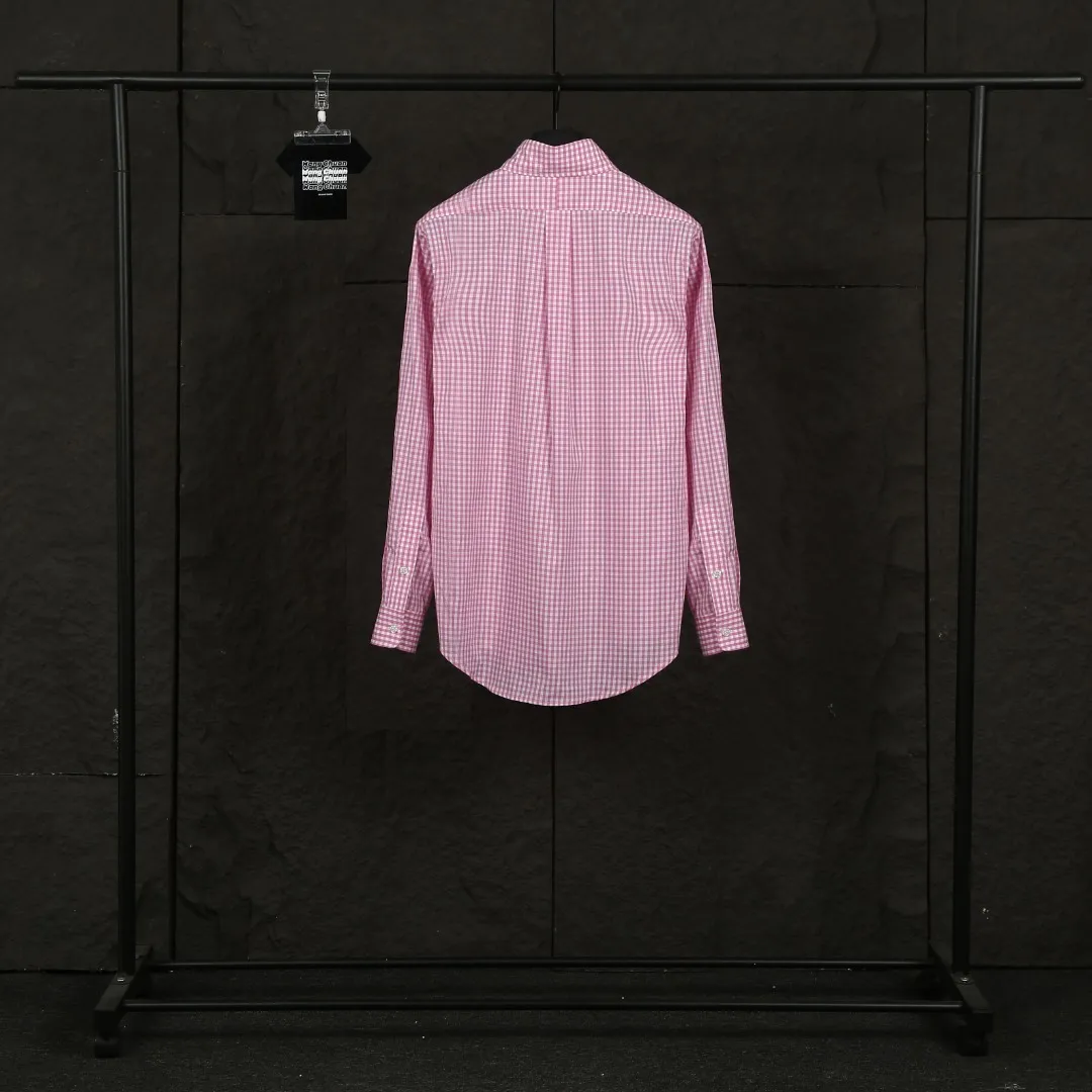 P240 Actual photo [Evergreen for All Seasons] Style No.: 25016# Color: Pink/Navy Blue Size: S to The yarn is tighter ✅ - Custom-dyed original pearlescent white buttons with different sizes ✅ - Special shaped chiffon foil is included in the collar door tube, which is not easy to deform and pull ✅ - RL refreshing plaid shirt is more naughty and colorful than the simplicity of the solid color shirt. It can be salty or sweet. Daily travel and travel. High production rate. Style customization.